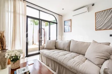 Charming Umalas Oasis: Spacious 2-Bedroom Villa with Enclosed Living Area, Fully Equipped Kitchen & Private Garden